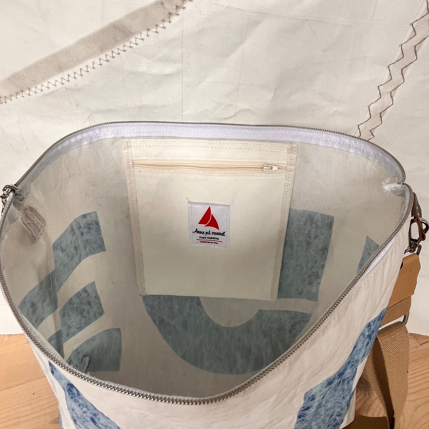 Skulderveske av gamle seil