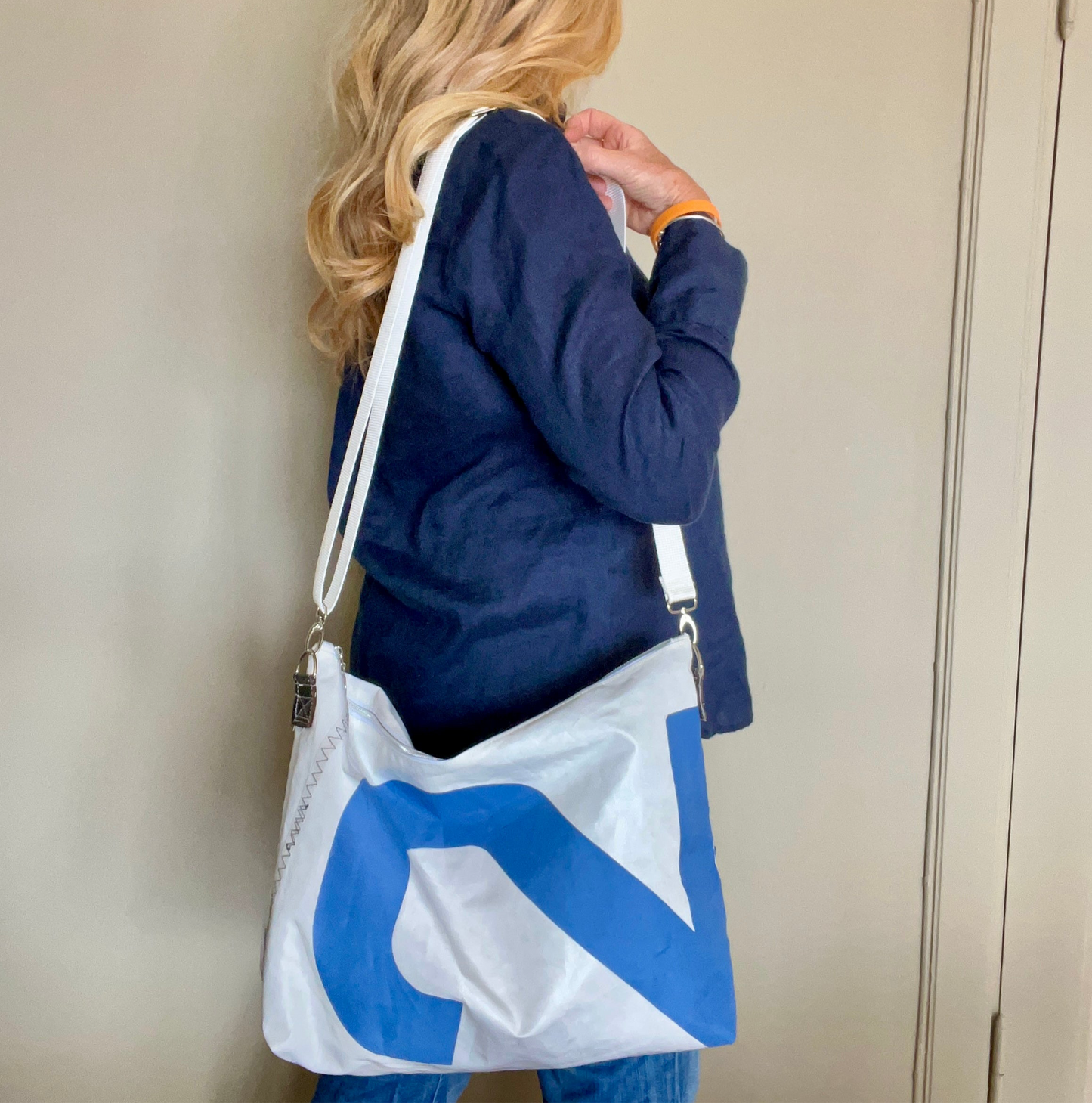 Skulderveske av gamle seil, hvit rem