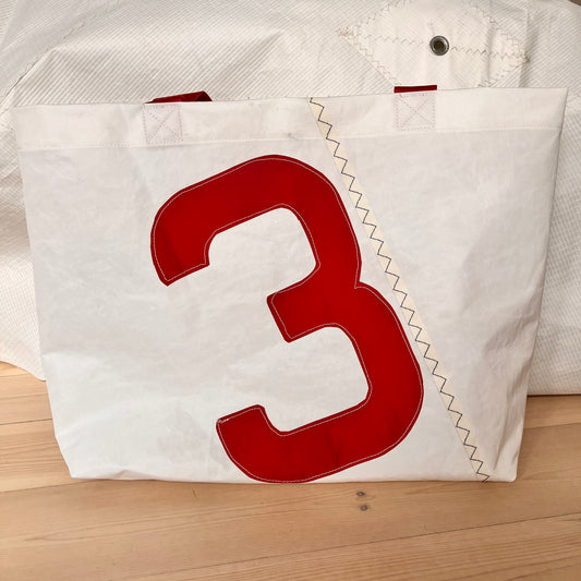 Stor bag med rødt 3-tall, røde stropper