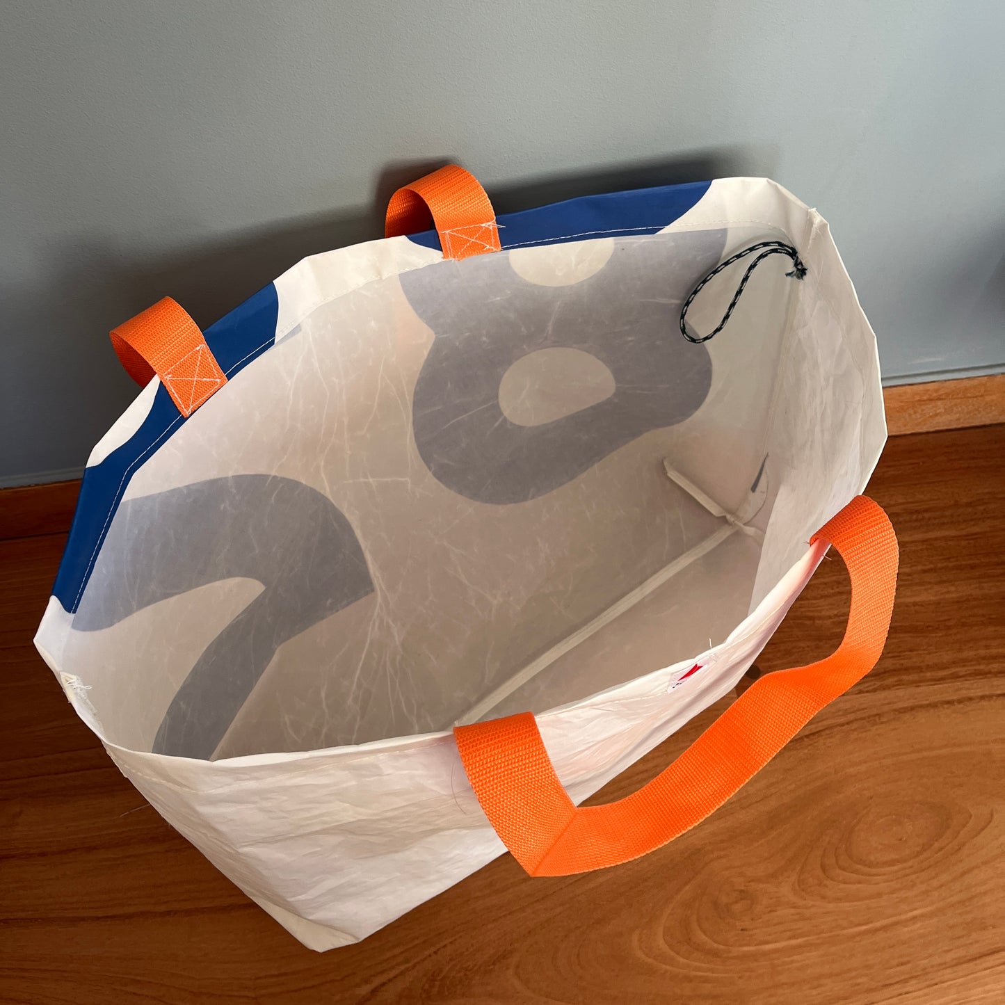 Stor bag med blå tall fra seil, oransje stropper