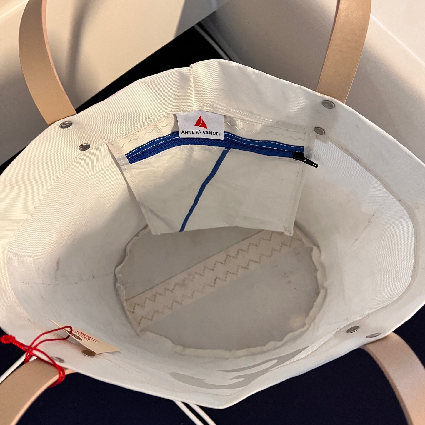 Ovalbunnet veske, med 3-tall og lyse "skinn"-remmer