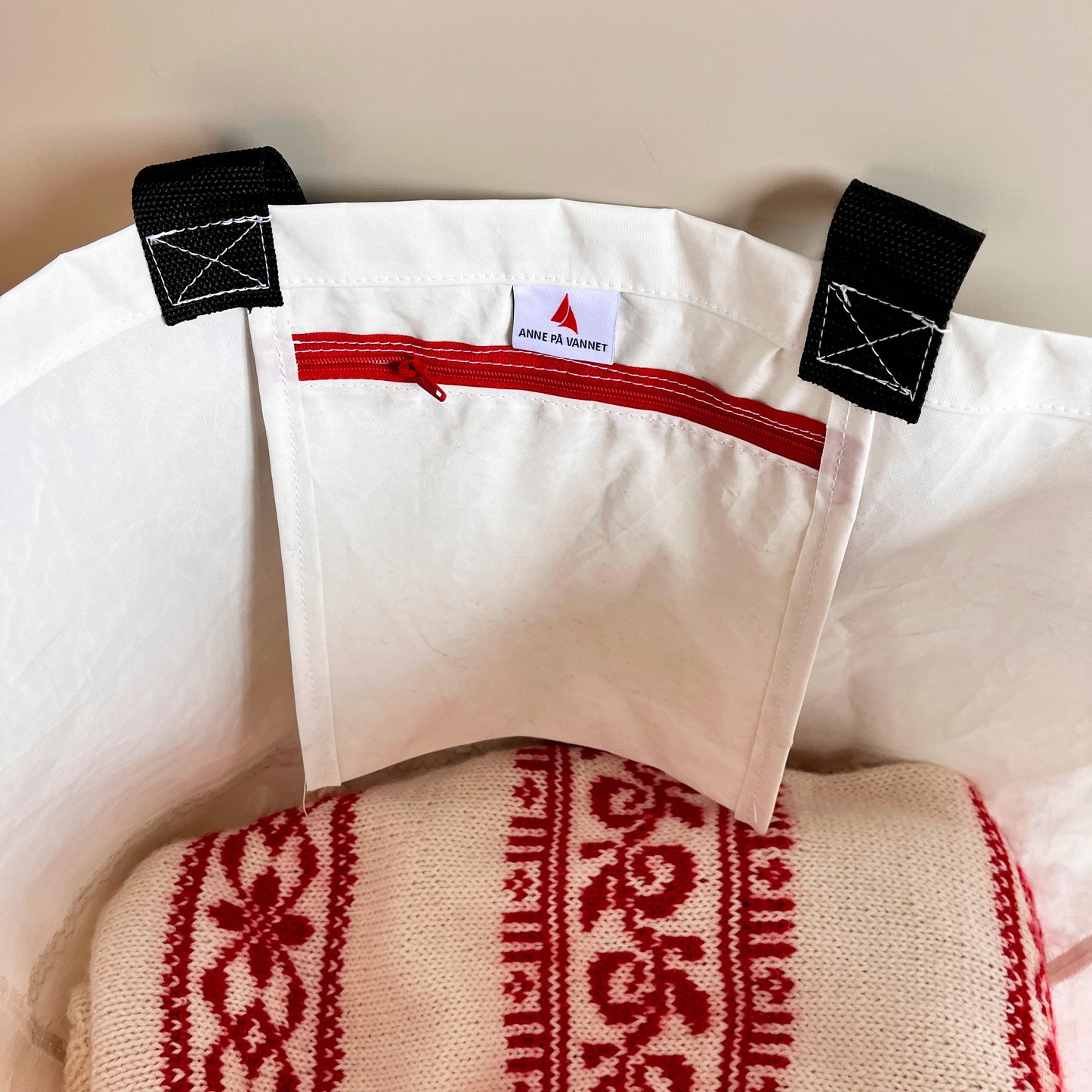 Stor bag med rødt nummer fra seil, innerlomme med glidelås