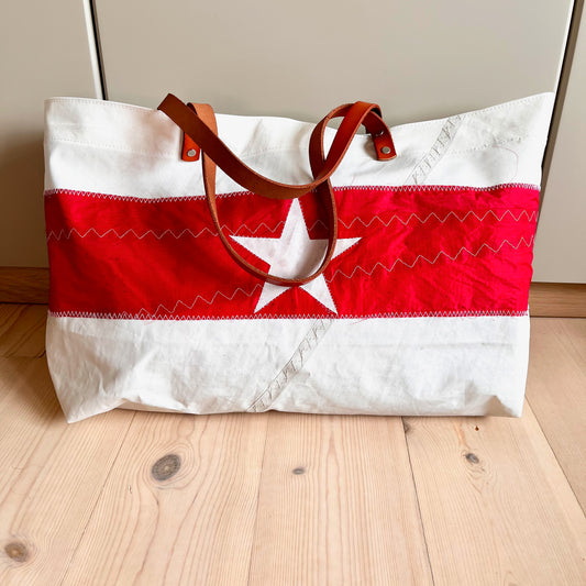 Solgt! Fås hos Son Skpshandleri! Bag med rød stripe av spinnakerstoff