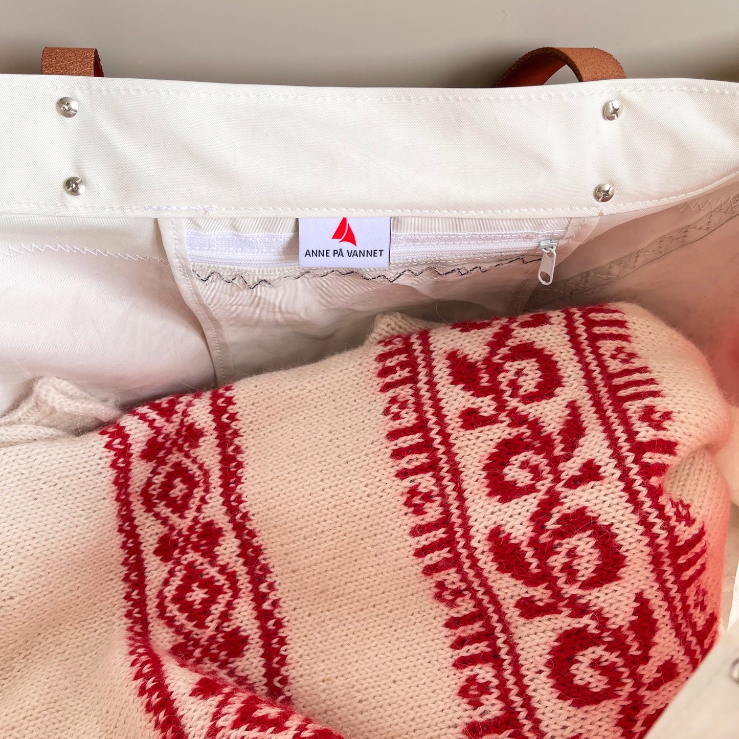 Solgt! Fås hos Son Skpshandleri! Bag med rød stripe av spinnakerstoff