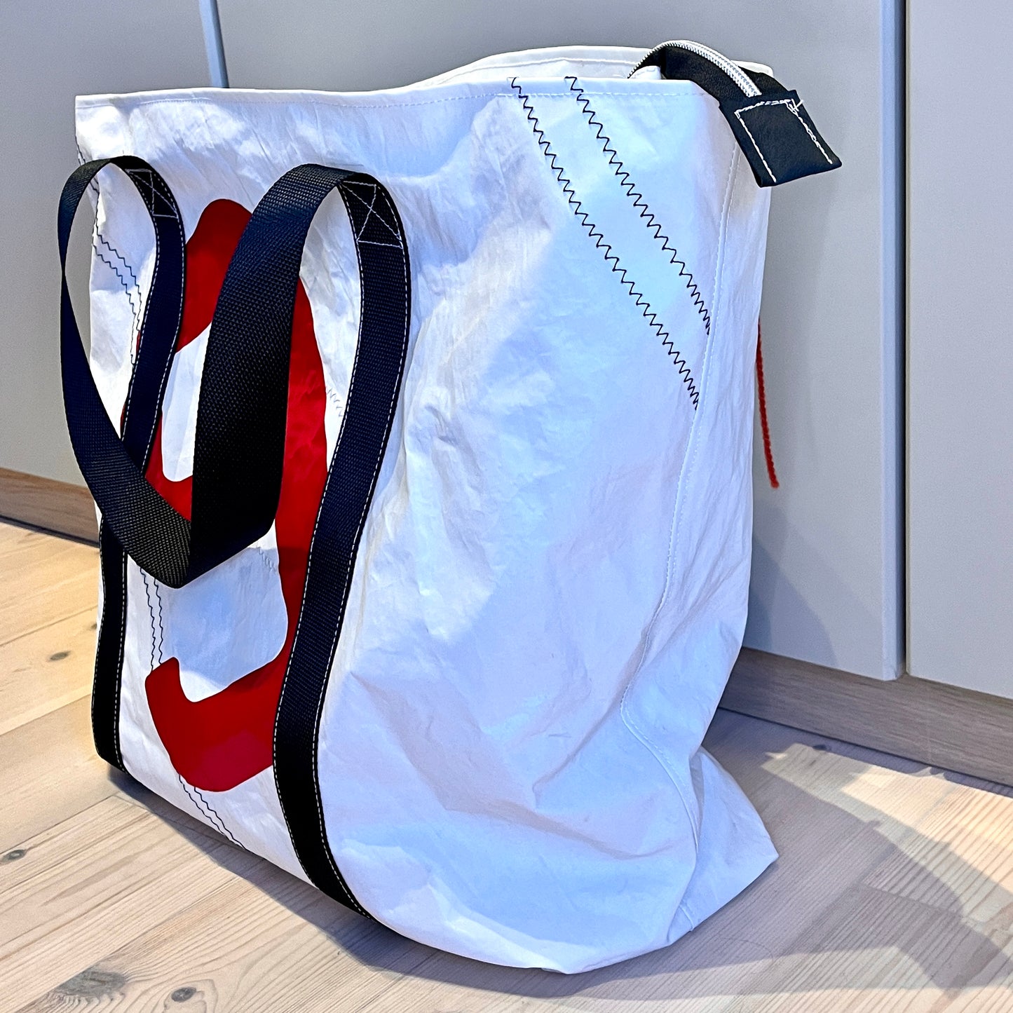 Bestillingsvare!
Stor bag med glidelås og clutch,svarte remmer og rødt 9-tall