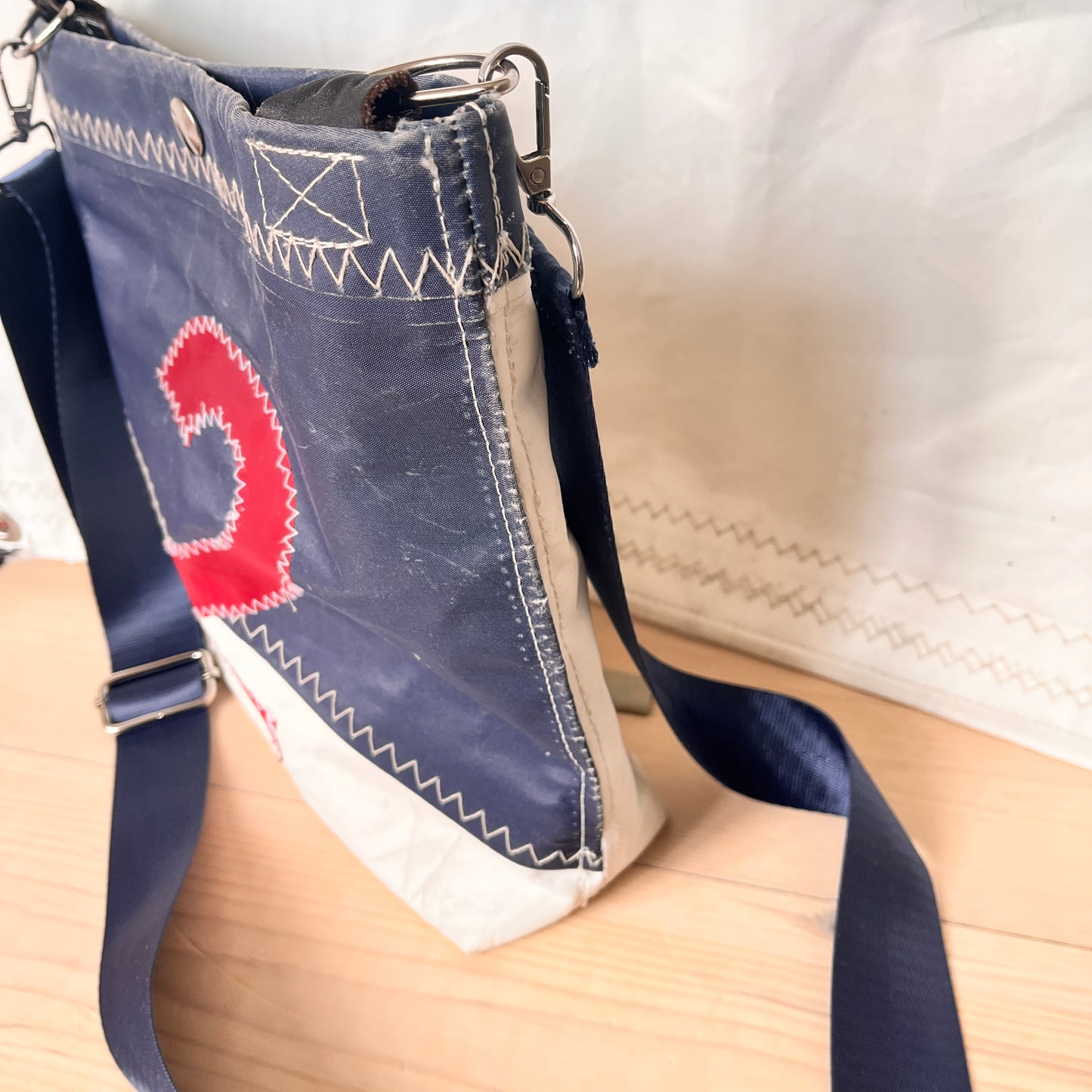 Crossbody i to farger med rødt 2-tall