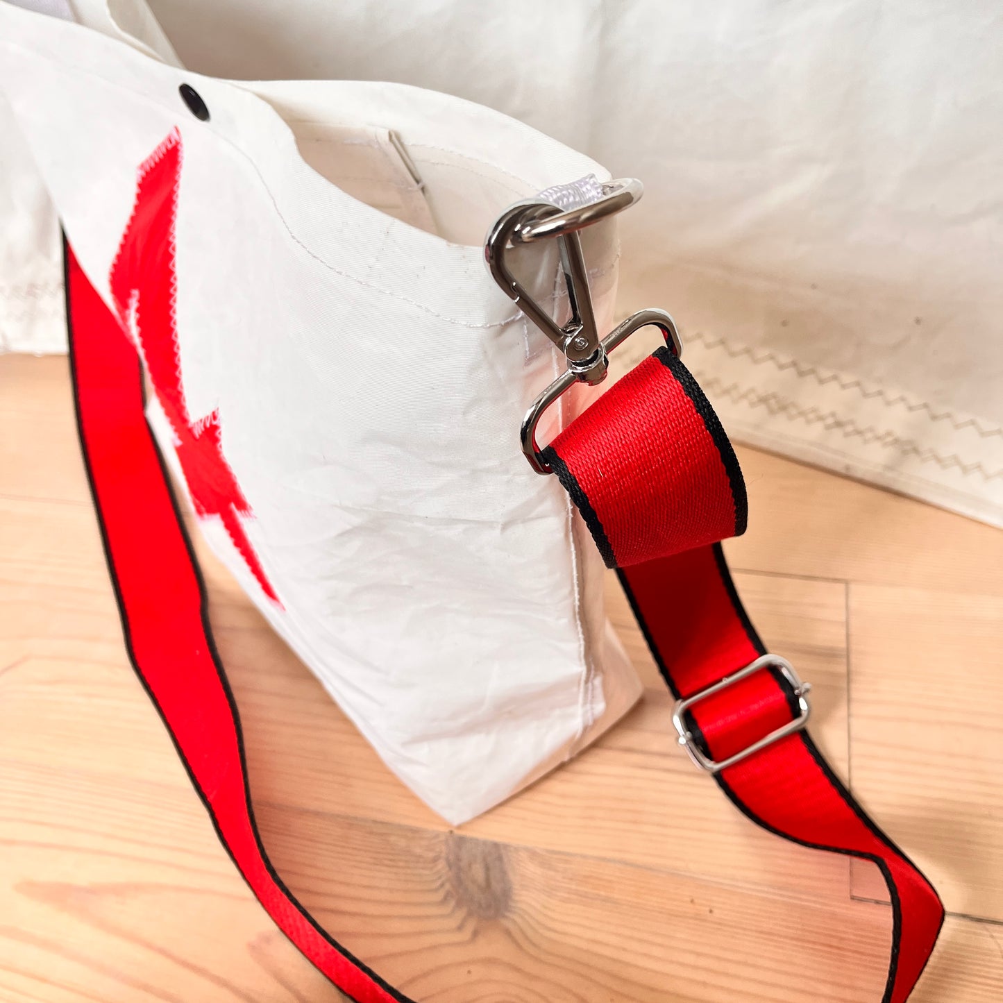 Crossbody, med rødt firetall