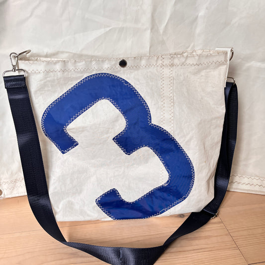 Stor bag/crossbody med blått 3-tall