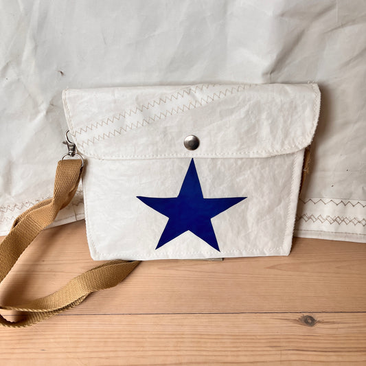 Crossbody, med klaff og blå stjerne
