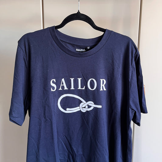 Kortermet blå t-skjorte med SAILOR og pålestikk L