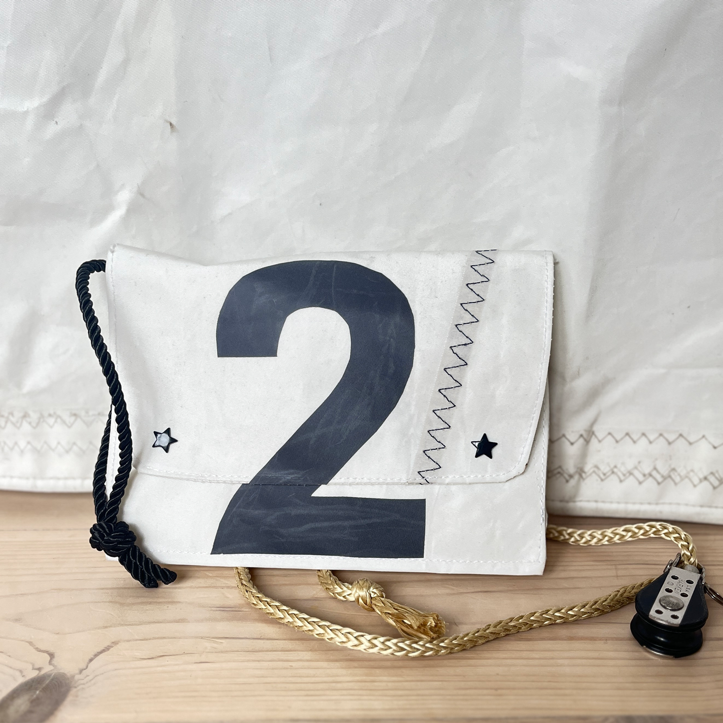 Liten clutch, med sort to-tall, og klaff.