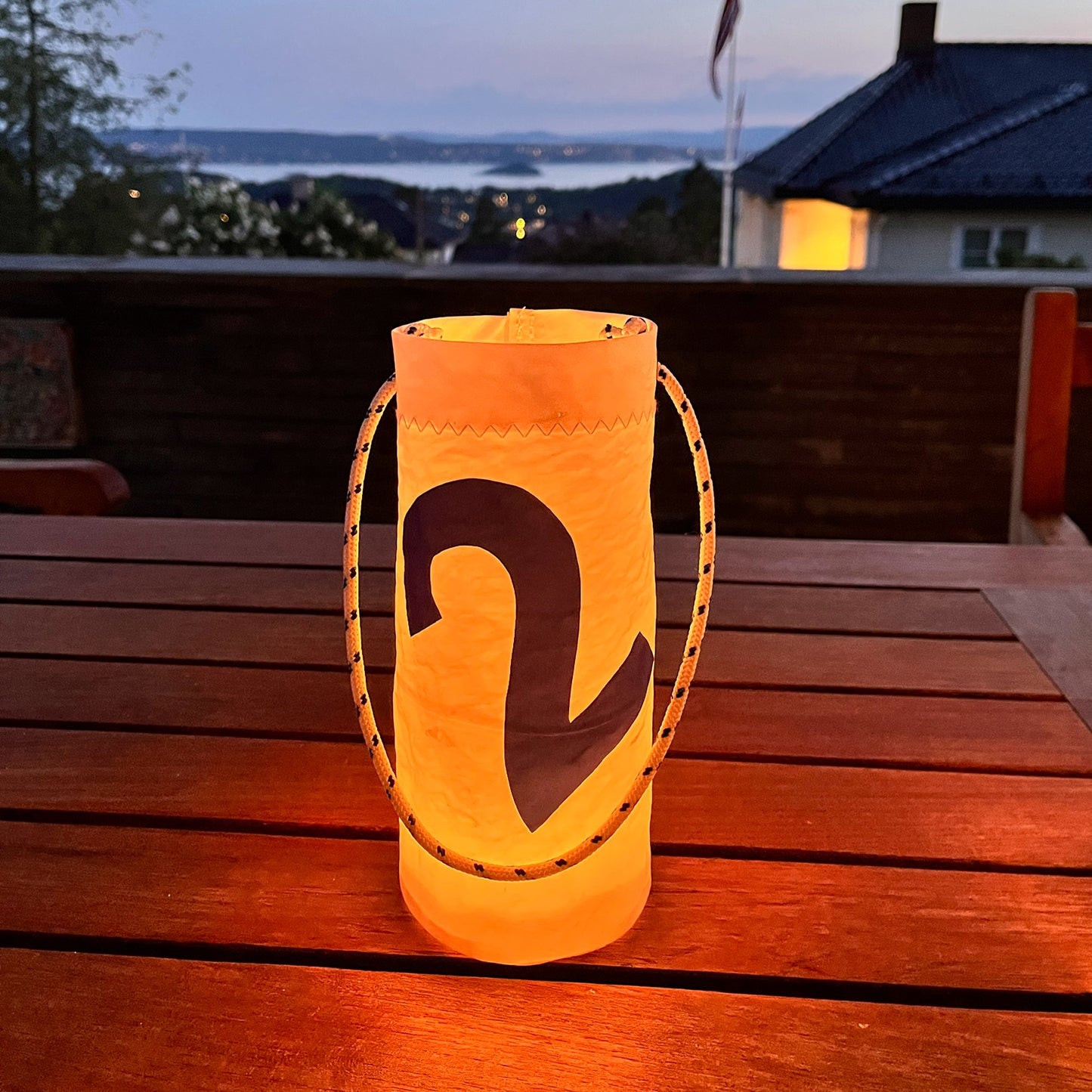 Flaske- /vinposer med rødt 2-tall