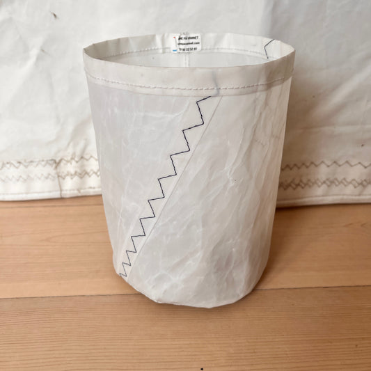 Hvit lyslykt med blå sikk-sakk