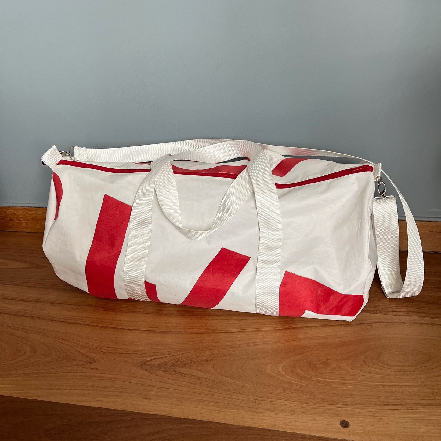 Duffelbag med rød logo fra IF-båt - hos BestMarin