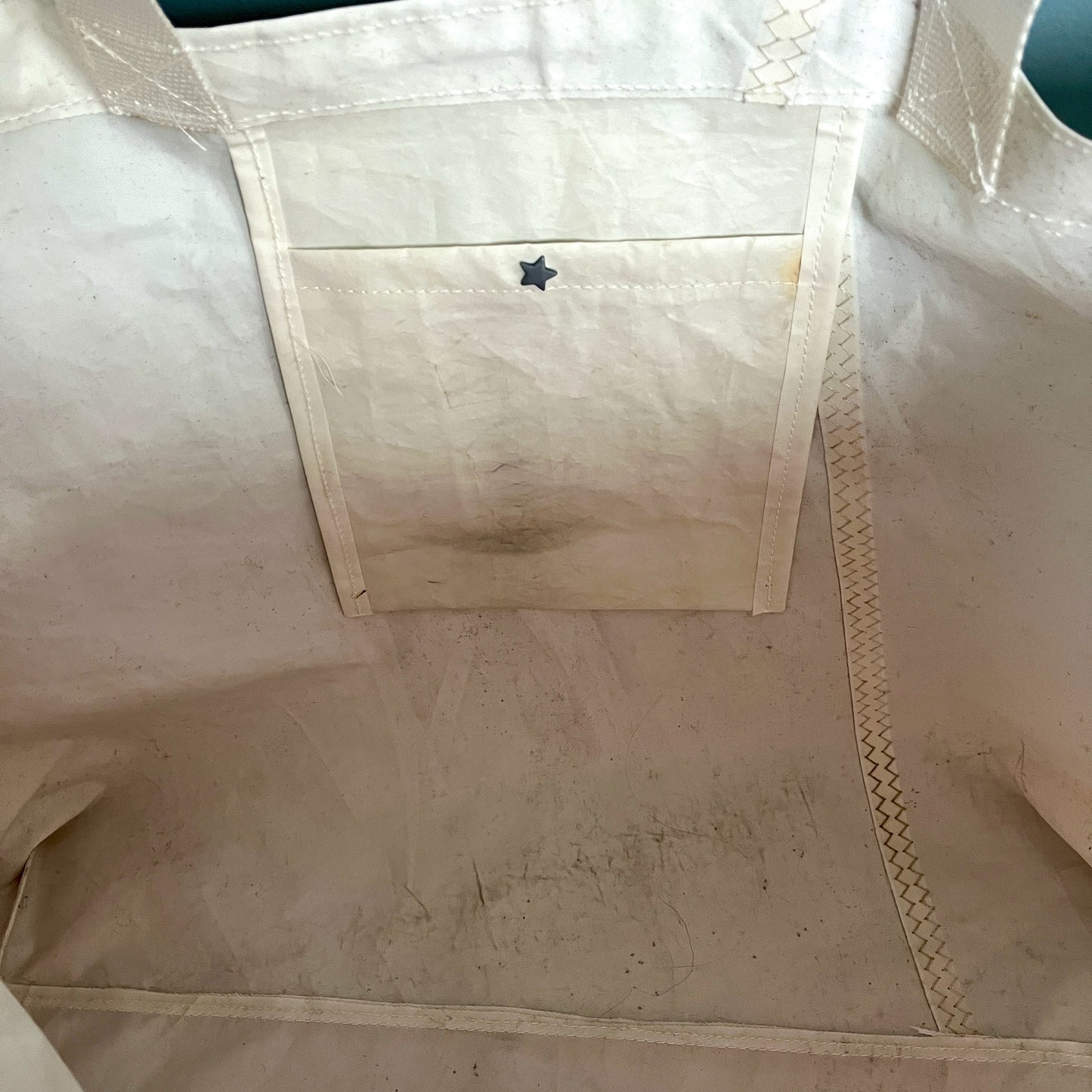 Stor bag med rødt tall fra seiliet og innerlomme