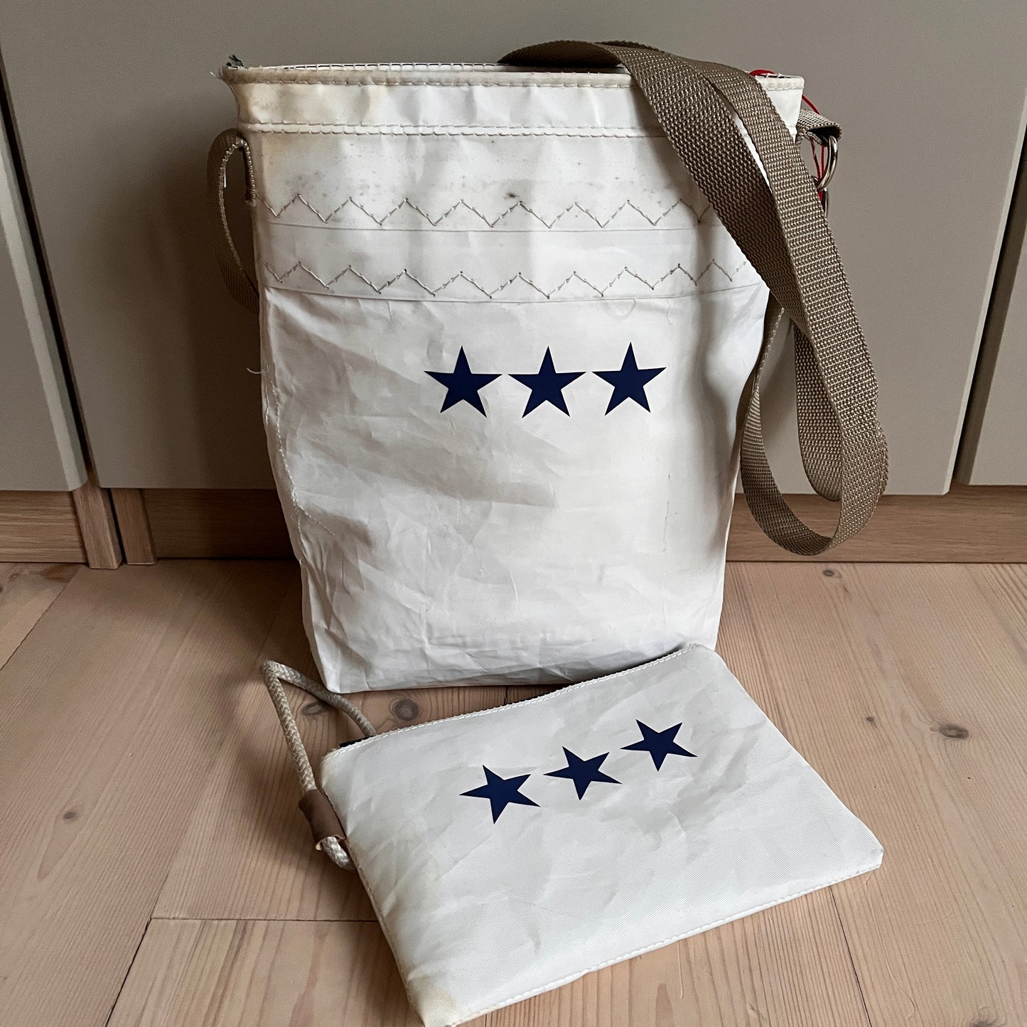 Skulderveske med tre sjerner og clutch