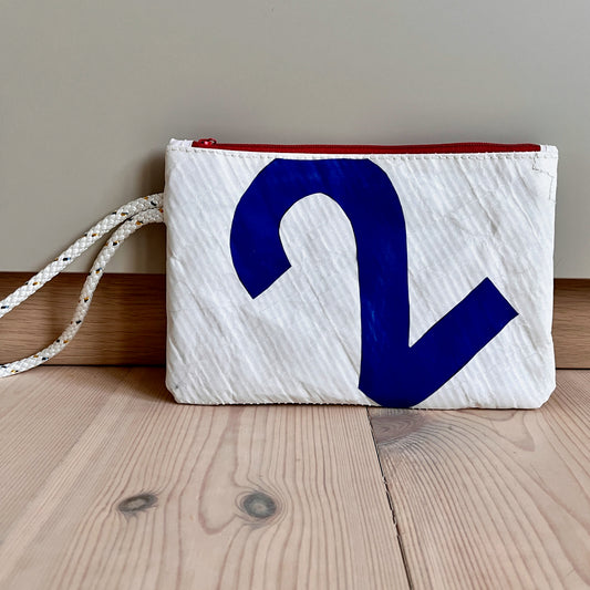 Liten clutch med to-tall i blått