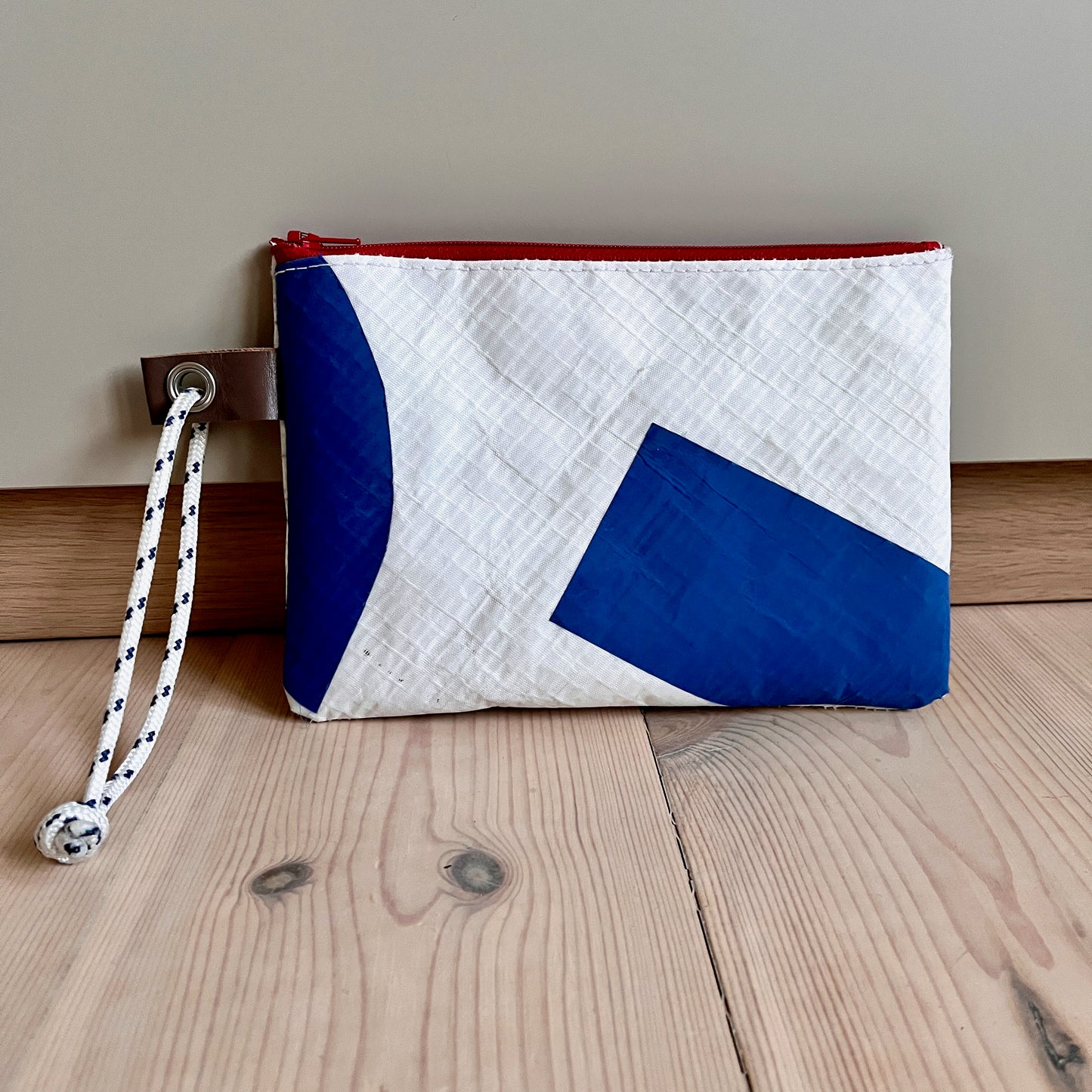 Liten, clutch med detlajer fra seil i blått