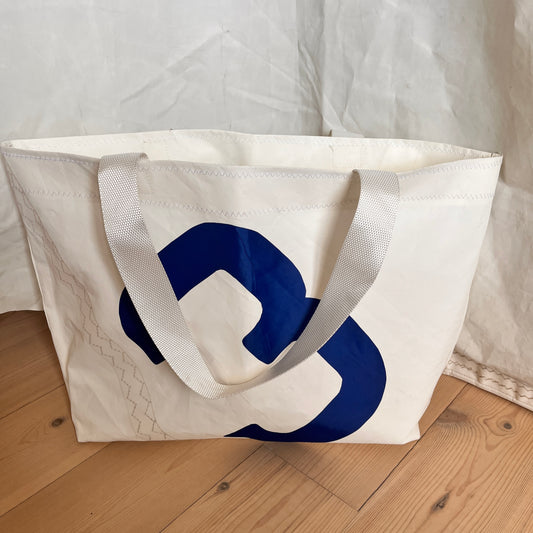 Stor bag med blått 3-tall, hvite stropper