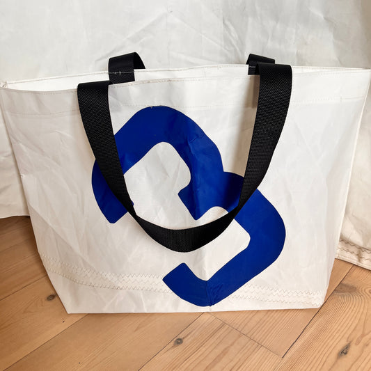 Stor bag med blått 3-tall, sorte stropper
