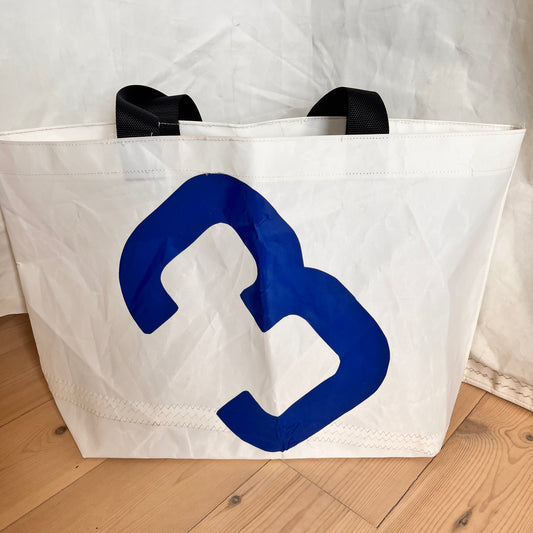 Stor bag med blått 3-tall, sorte stropper