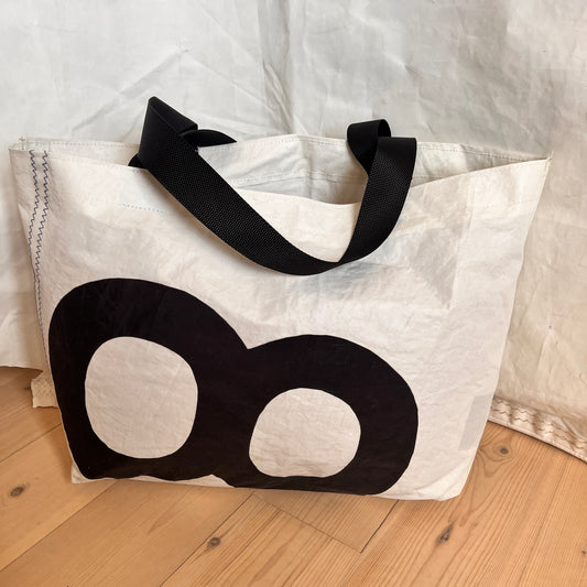 Stor bag med sort 8-tall fra seilet