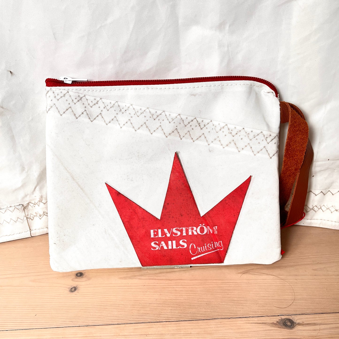 Stor clutch med 6-tall og Elvström-logo fra seilet