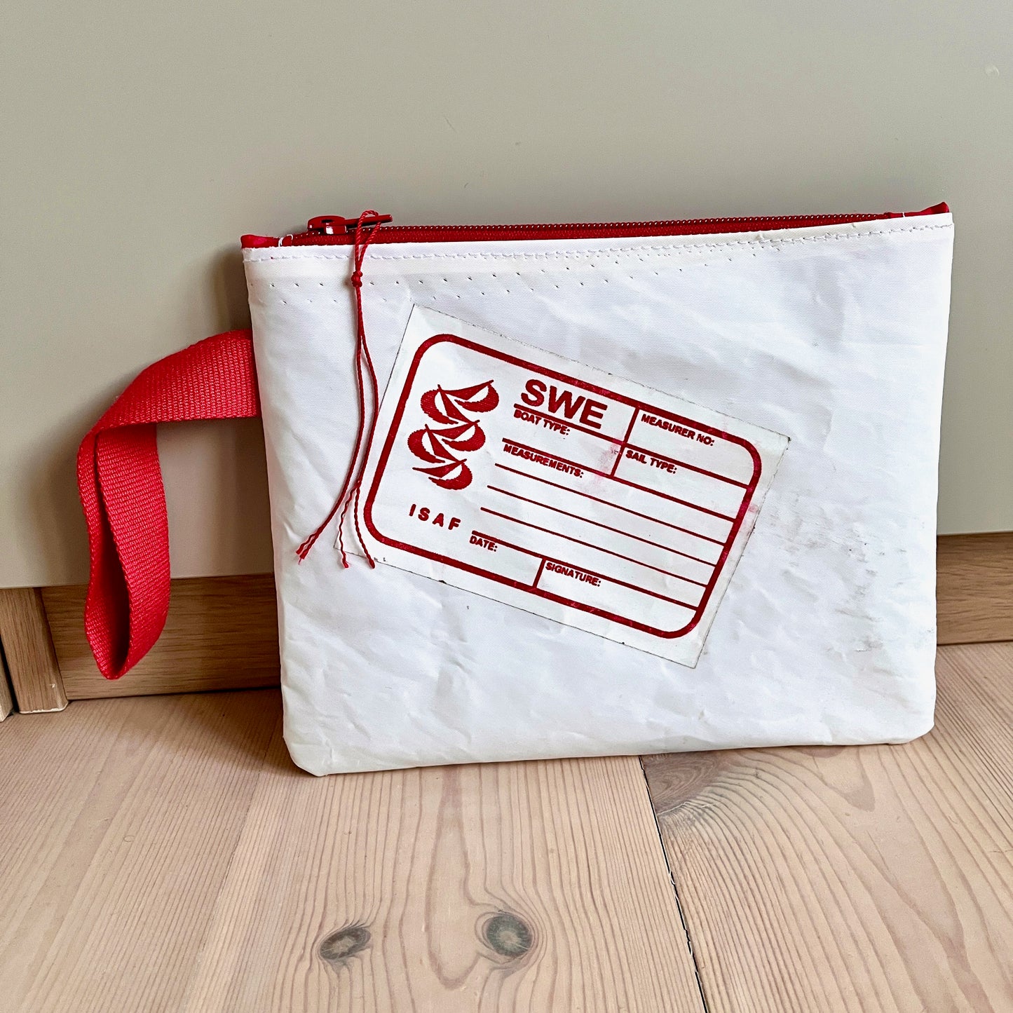 Stor clutch, rødt, "målelapp" fra Sverige