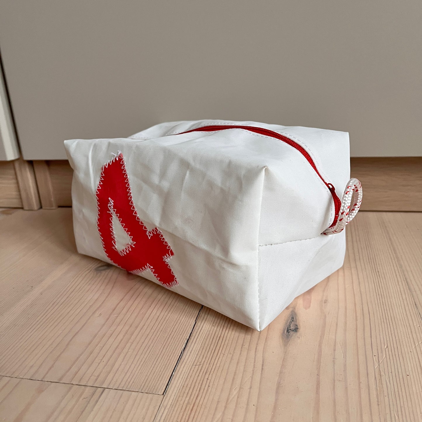 Toalettmappe med rødt fire-tall