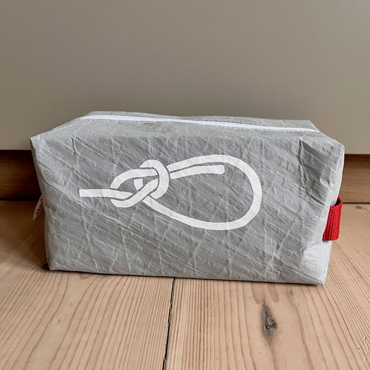 Toalettmappe fra grått Hanse-seil med pålestikk og røde detaler