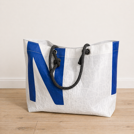 Stor bag med blå tall fra seil, genoaskjøte fra Hallberg-Rassy Misil 2