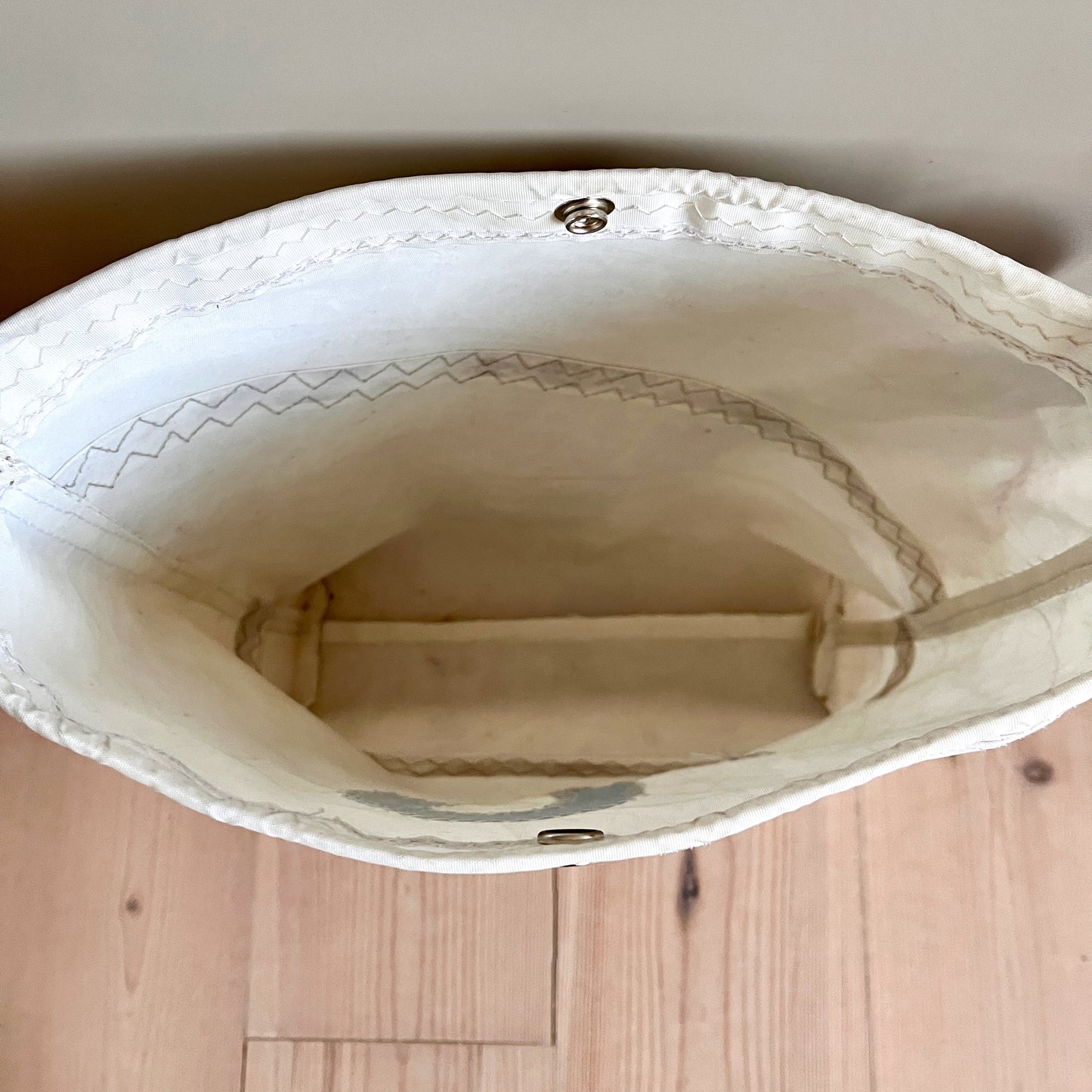 Skulderveske med trykknapp-lukning og to-tall