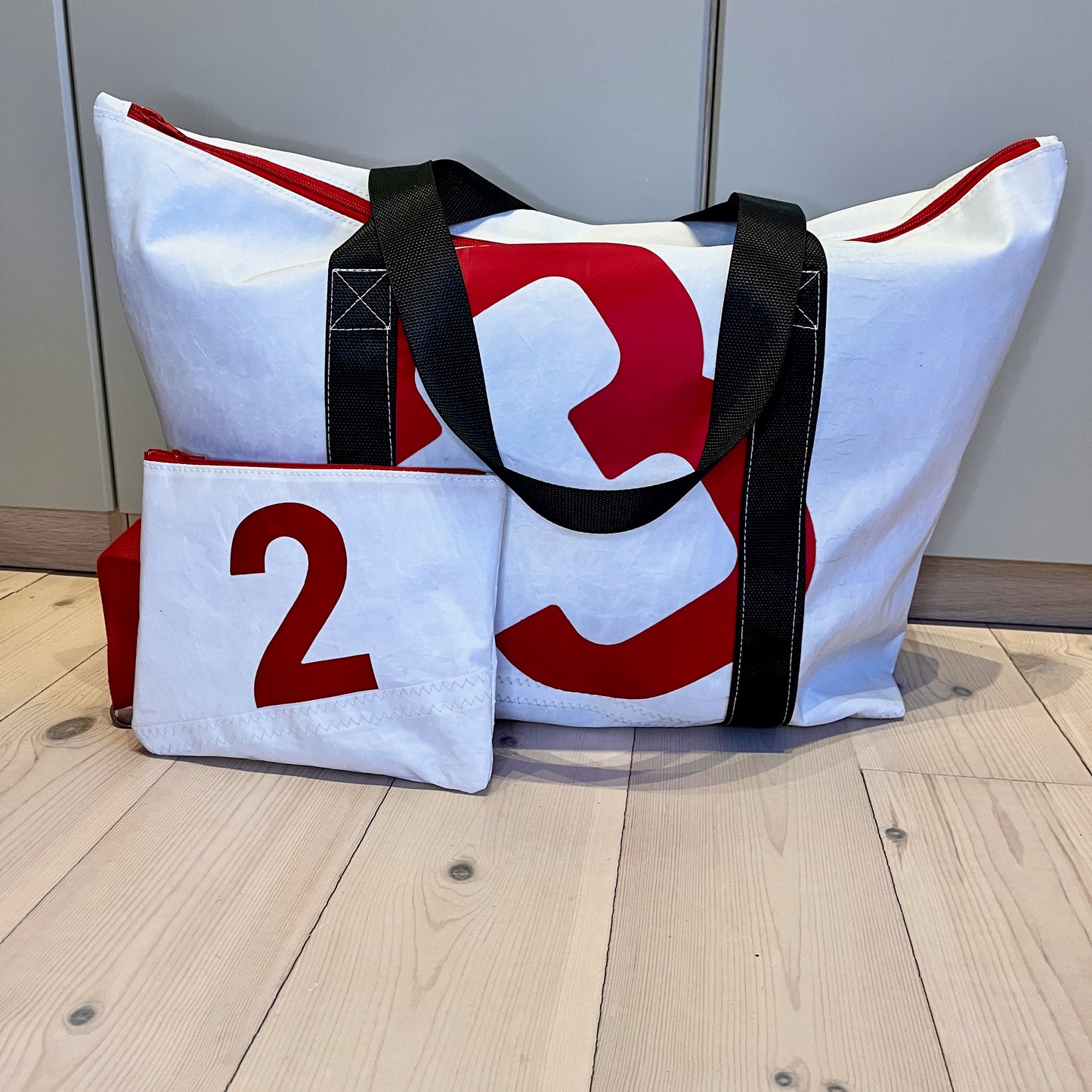 Bestillingsvare! Weekend-bag med glidelås og clutch, rødt 3-tall og sorte stropper