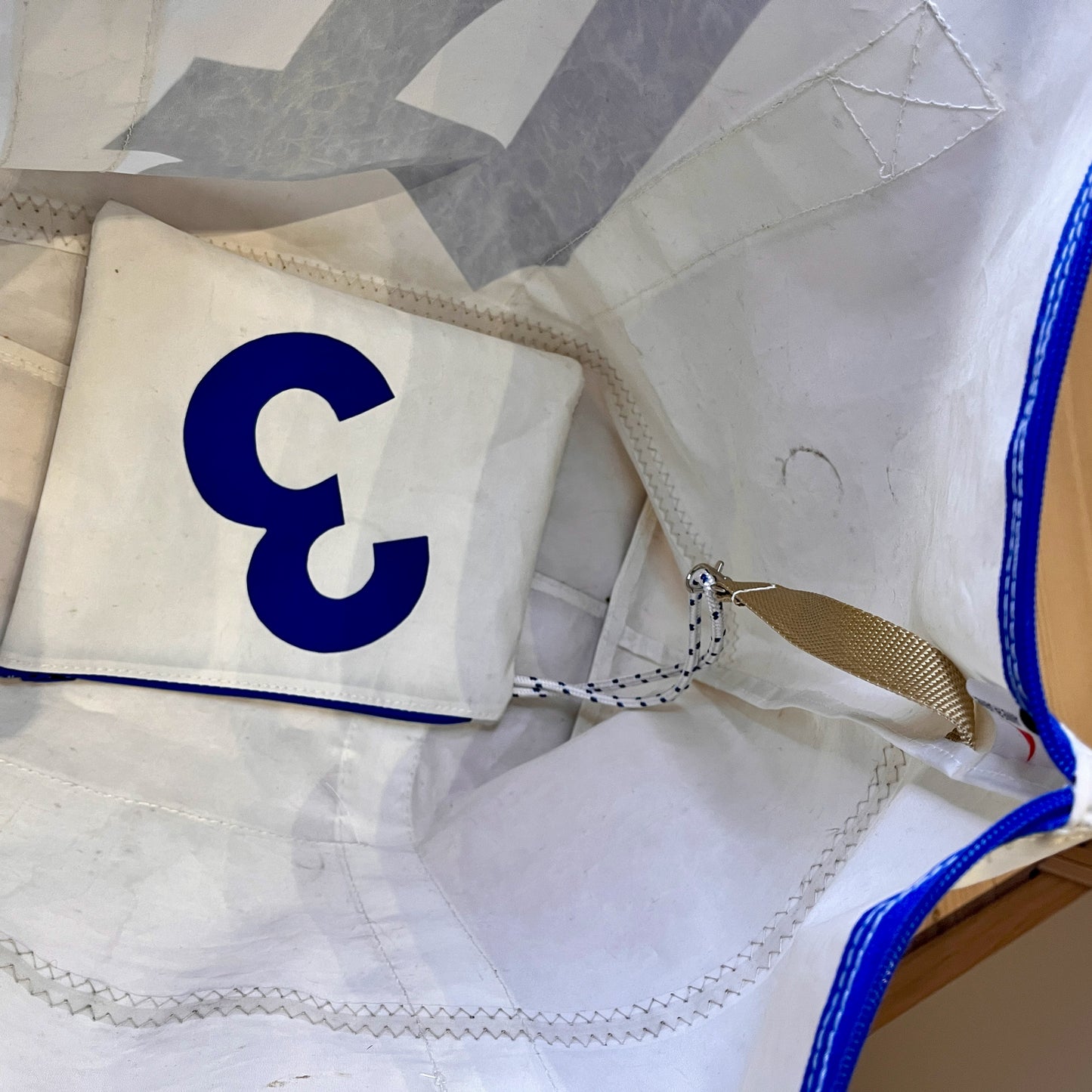 Bestillingsvare!
Weekend-bag med glidelås og clutch, 4-tall og hvite stropper