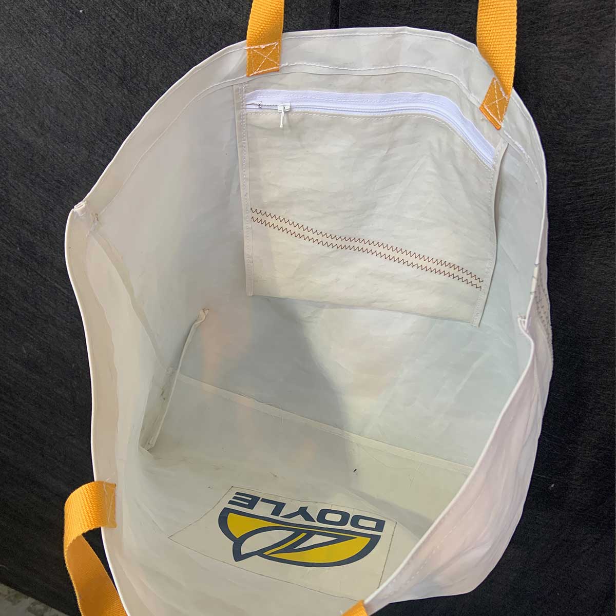 Stor bag med Doyle-logo fra seil, med innerlomme
