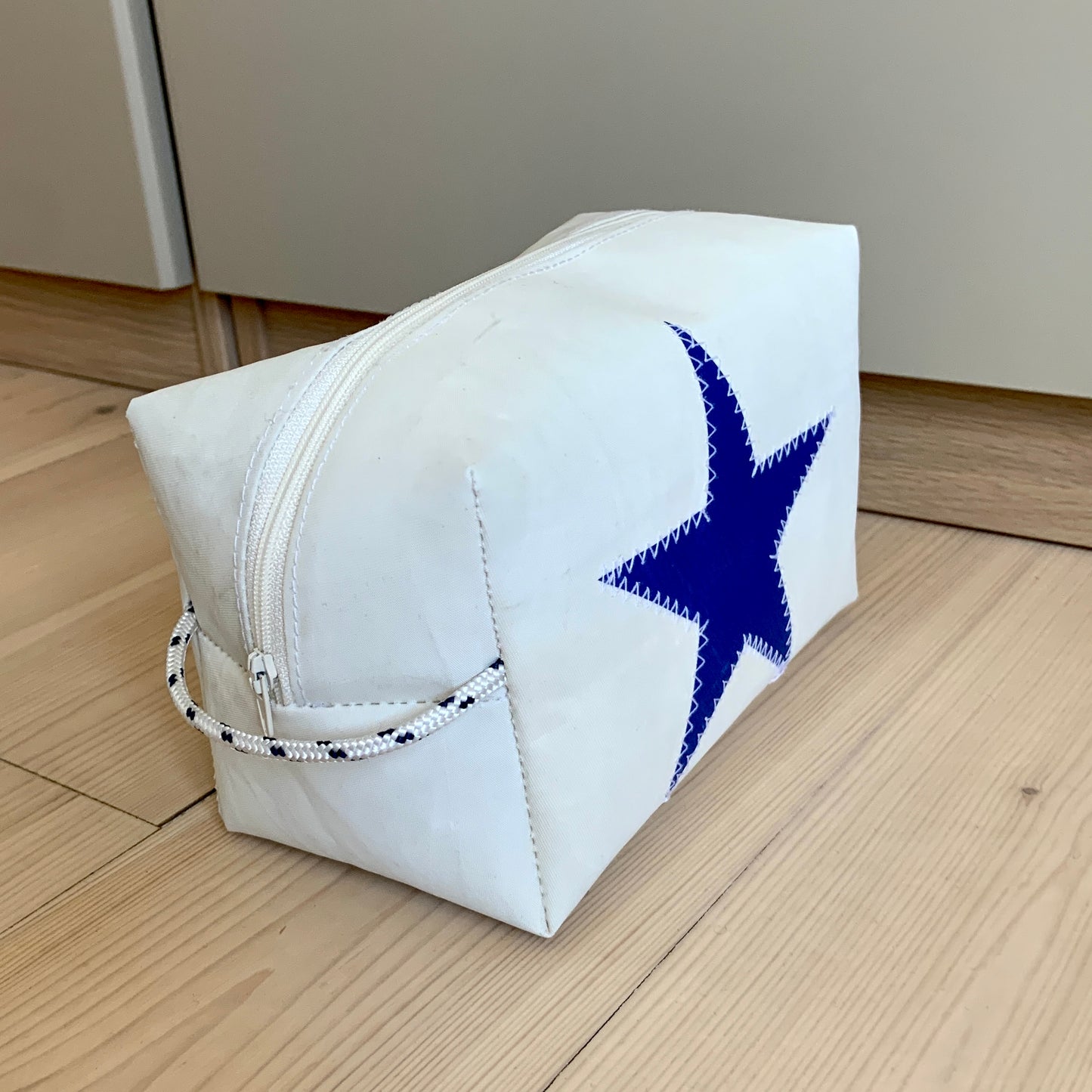 Toalettmappe med blå stjerne, og tau