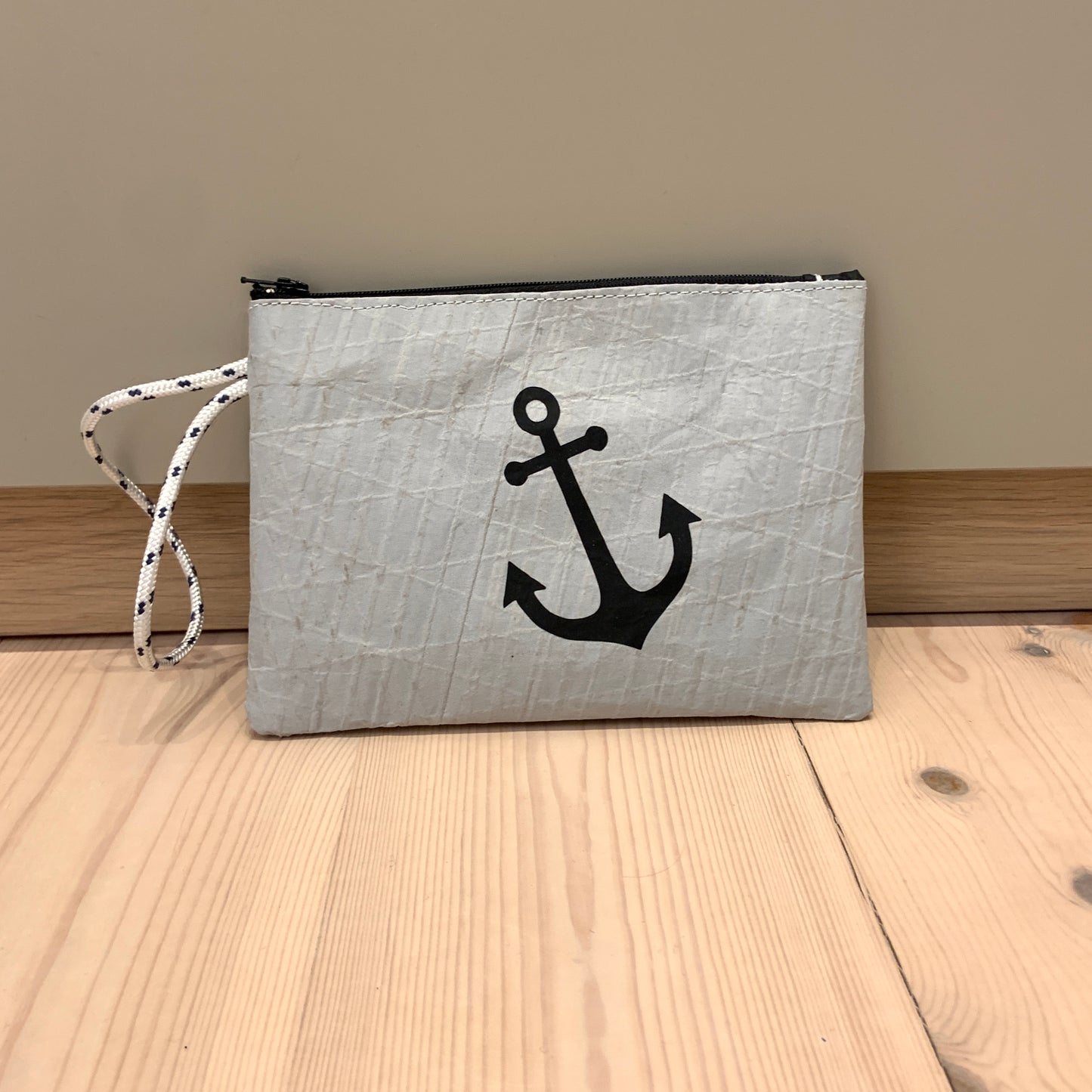 Liten, grå clutch med anker