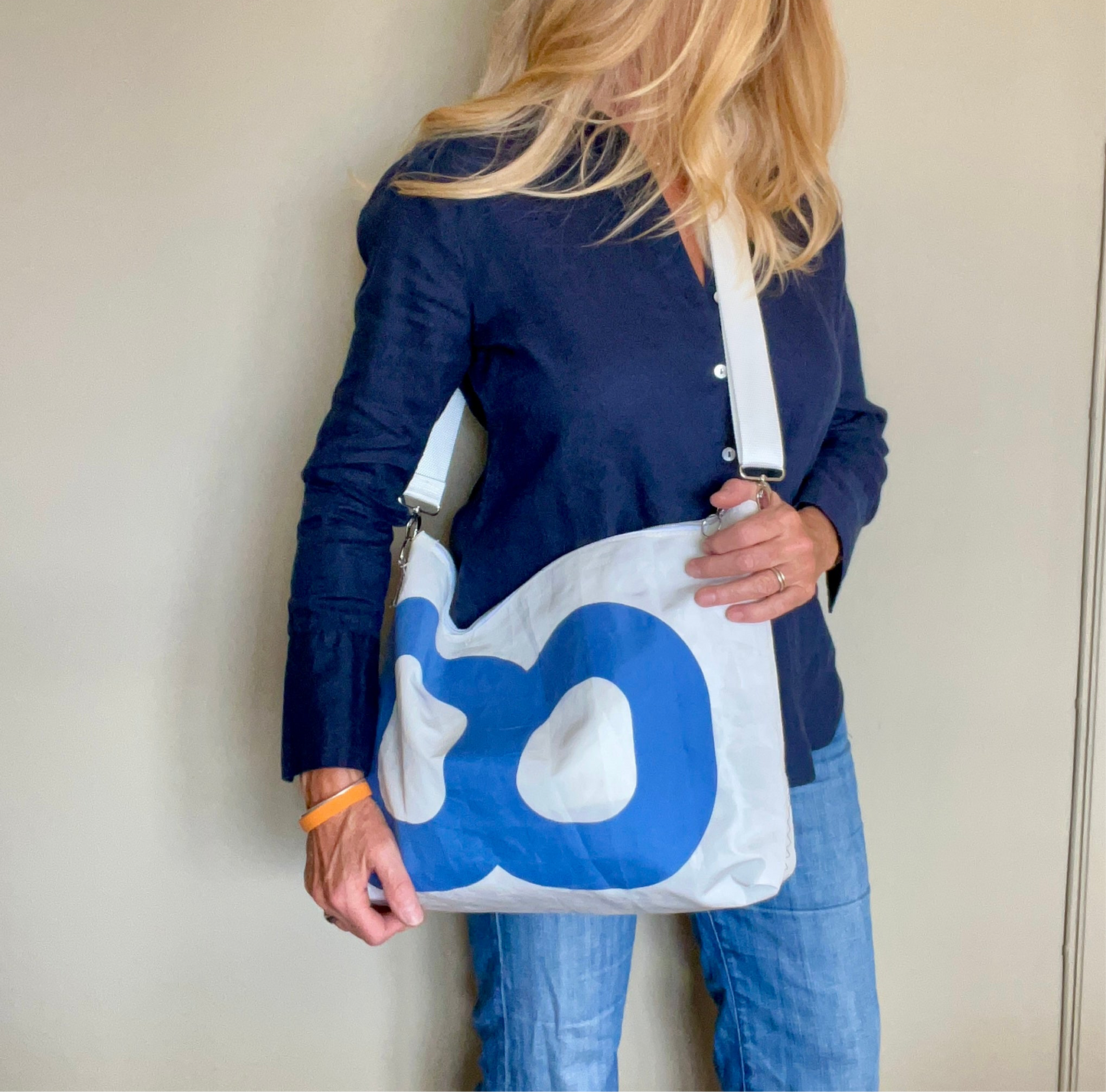 Skulderveske av gamle seil, hvit rem