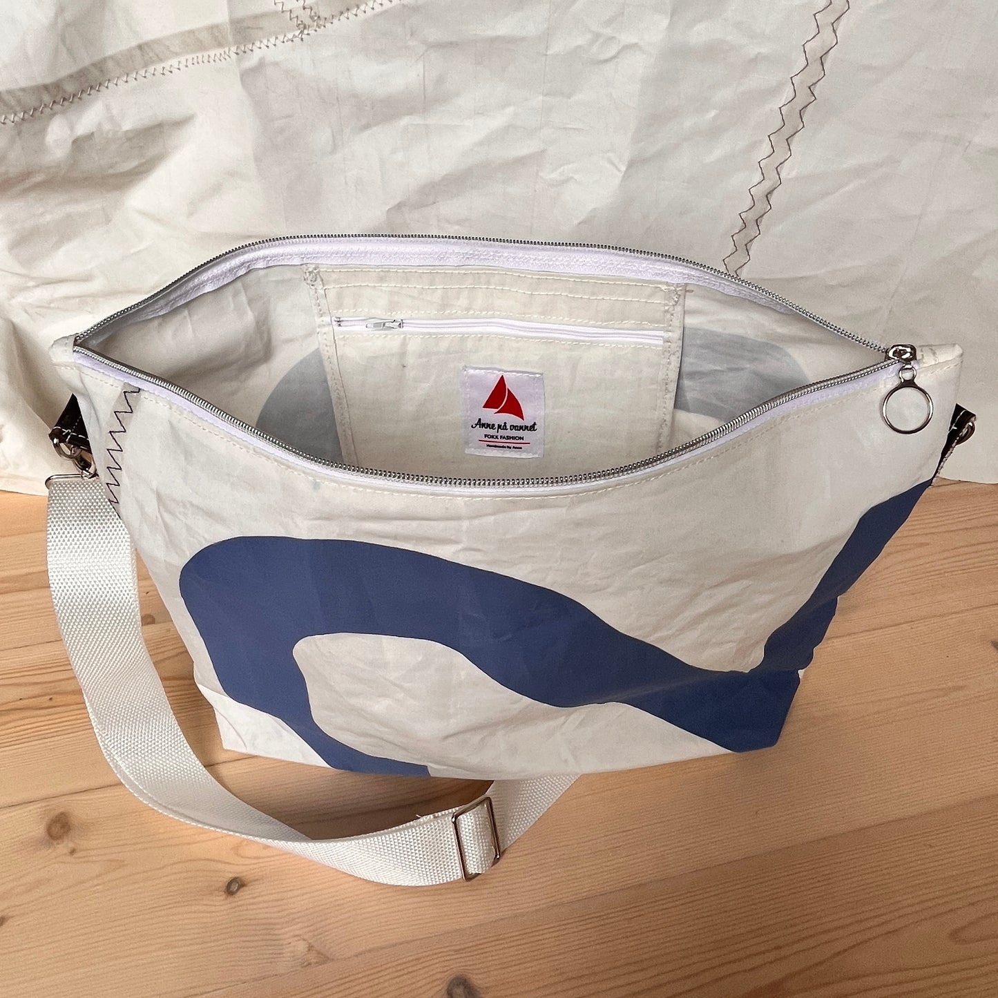 Skulderveske av gamle seil, hvit rem