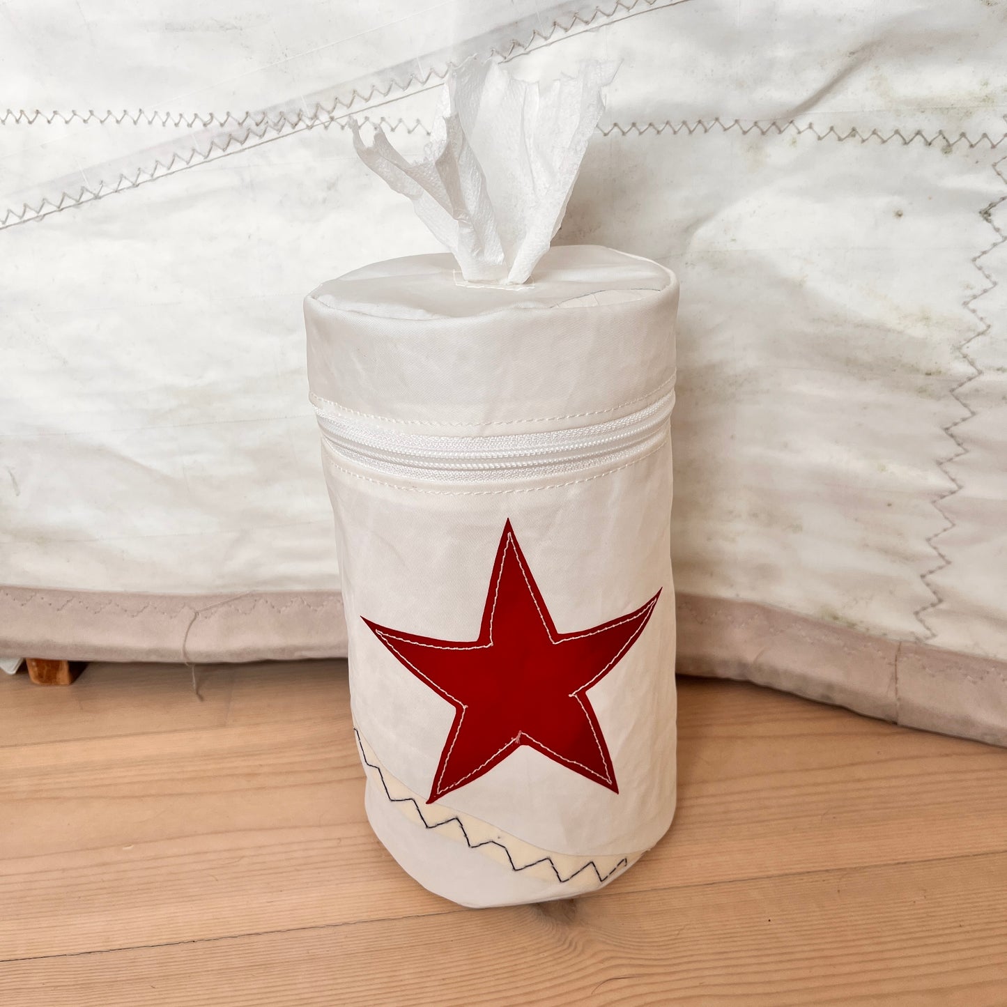 Torky-beholder av gammelt seil, rød stjerne