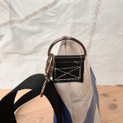 Skulderveske av gamle seil, sort rem