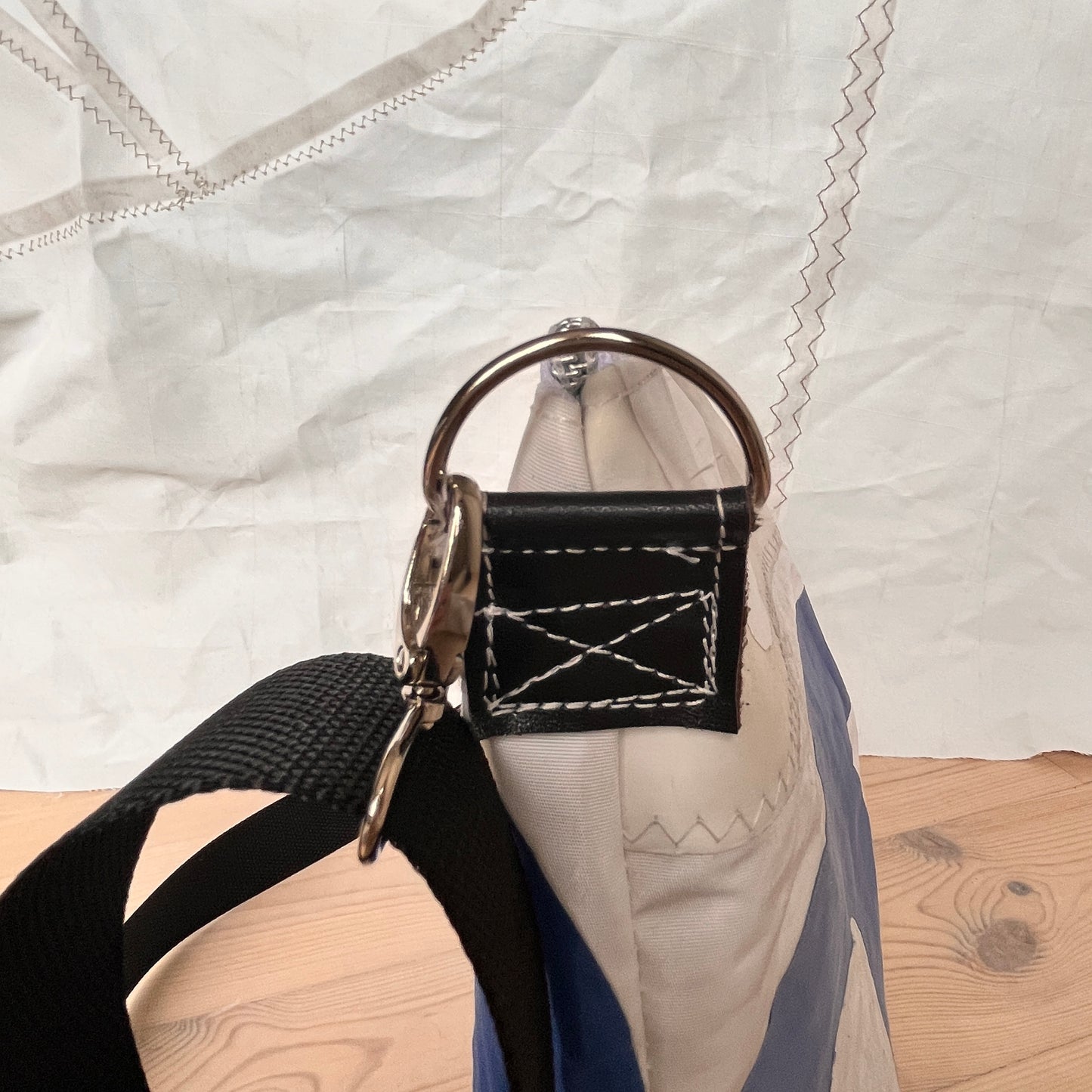 Skulderveske av gamle seil, sort rem