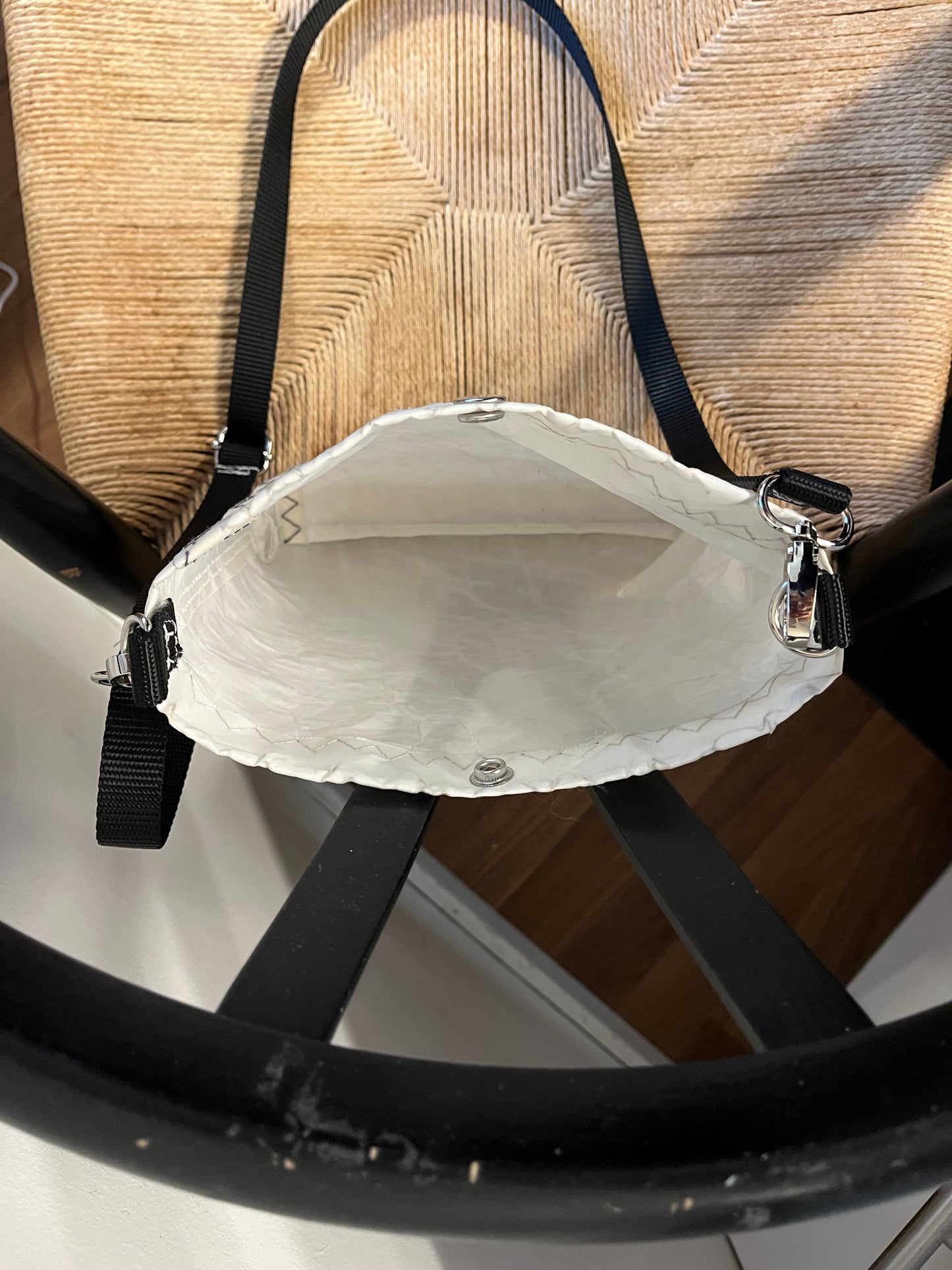 Crossbody/veske med blå søm