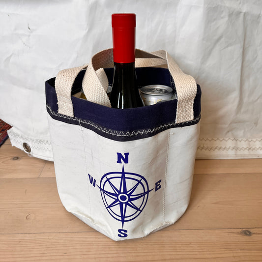 Ølbøtte med kompass og blå kant.