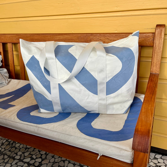 Weekend-bag med originalt tall fra seil