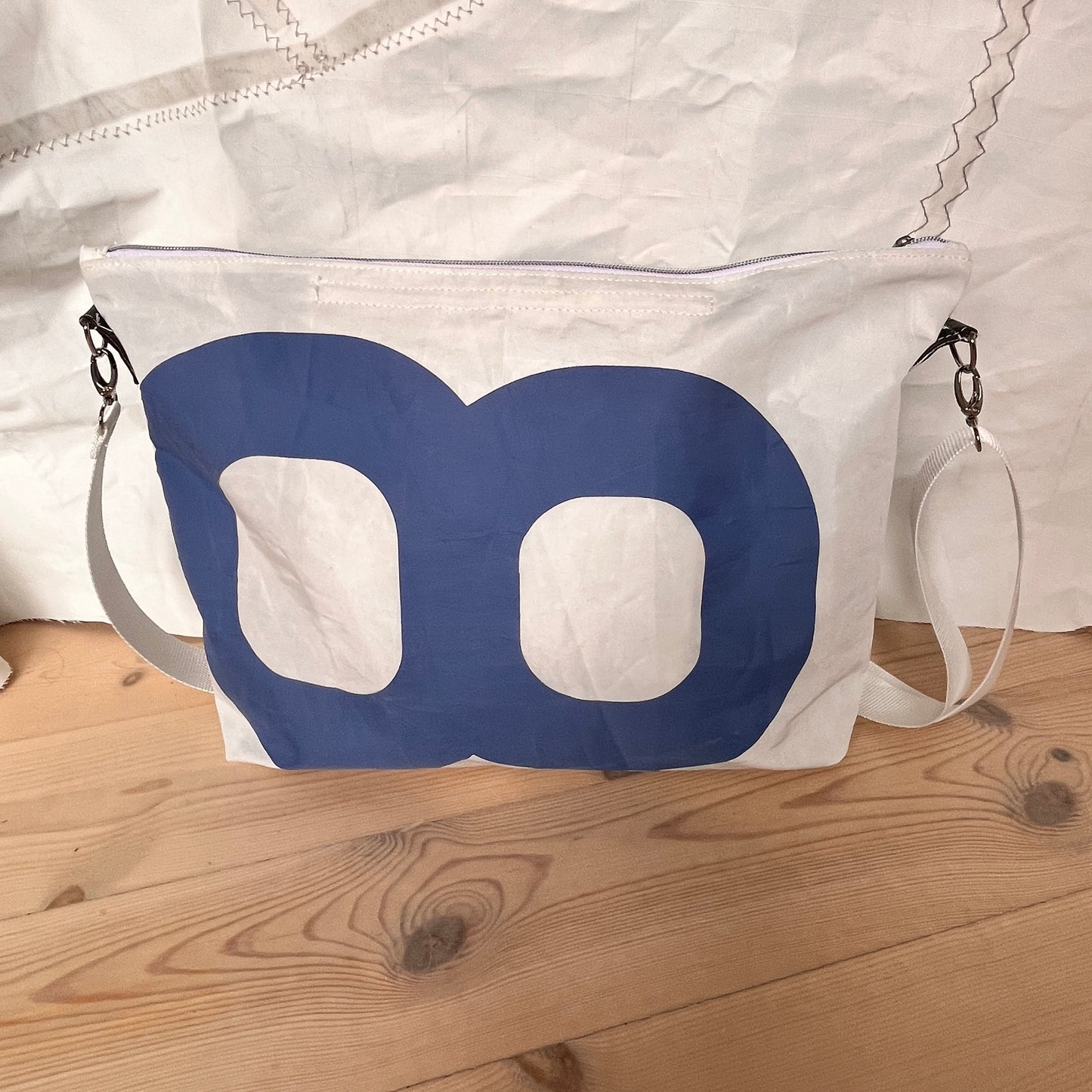 Skulderveske av gamle seil, hvit rem