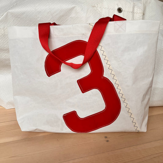 Stor bag med rødt 3-tall, røde stropper