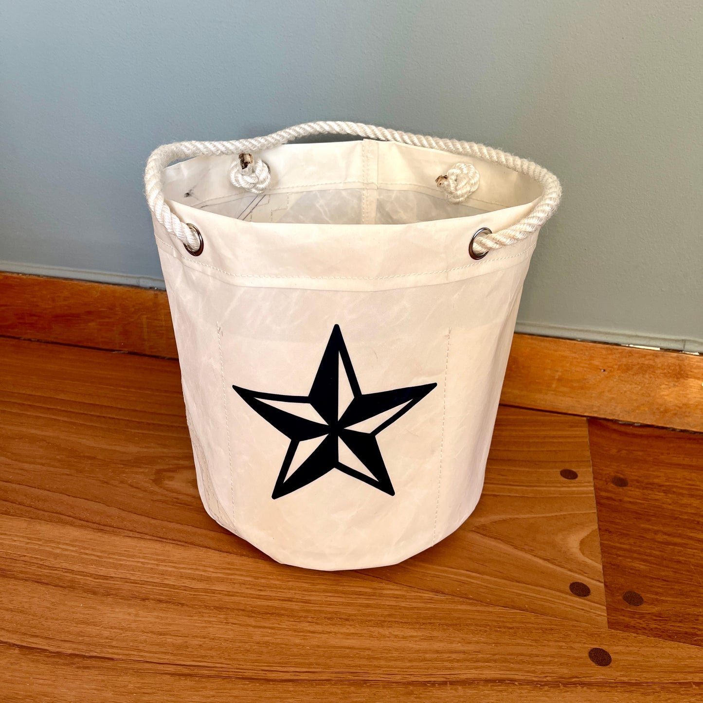 Ølbøtte med blått kompass