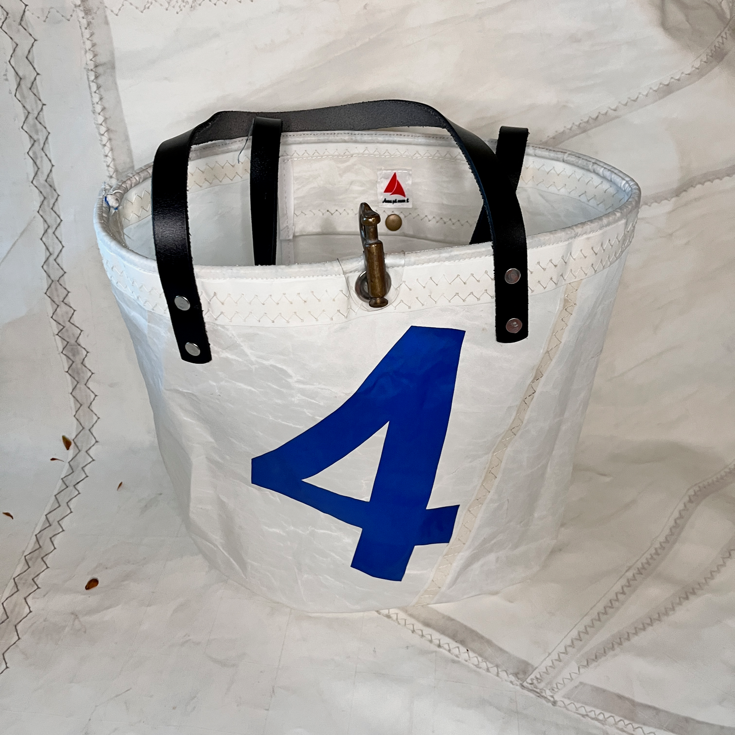 Ovalbunnet veske, med 4-tall og sorte "skinn"-remmer