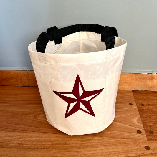 Ølbøtte med burgunder kompass